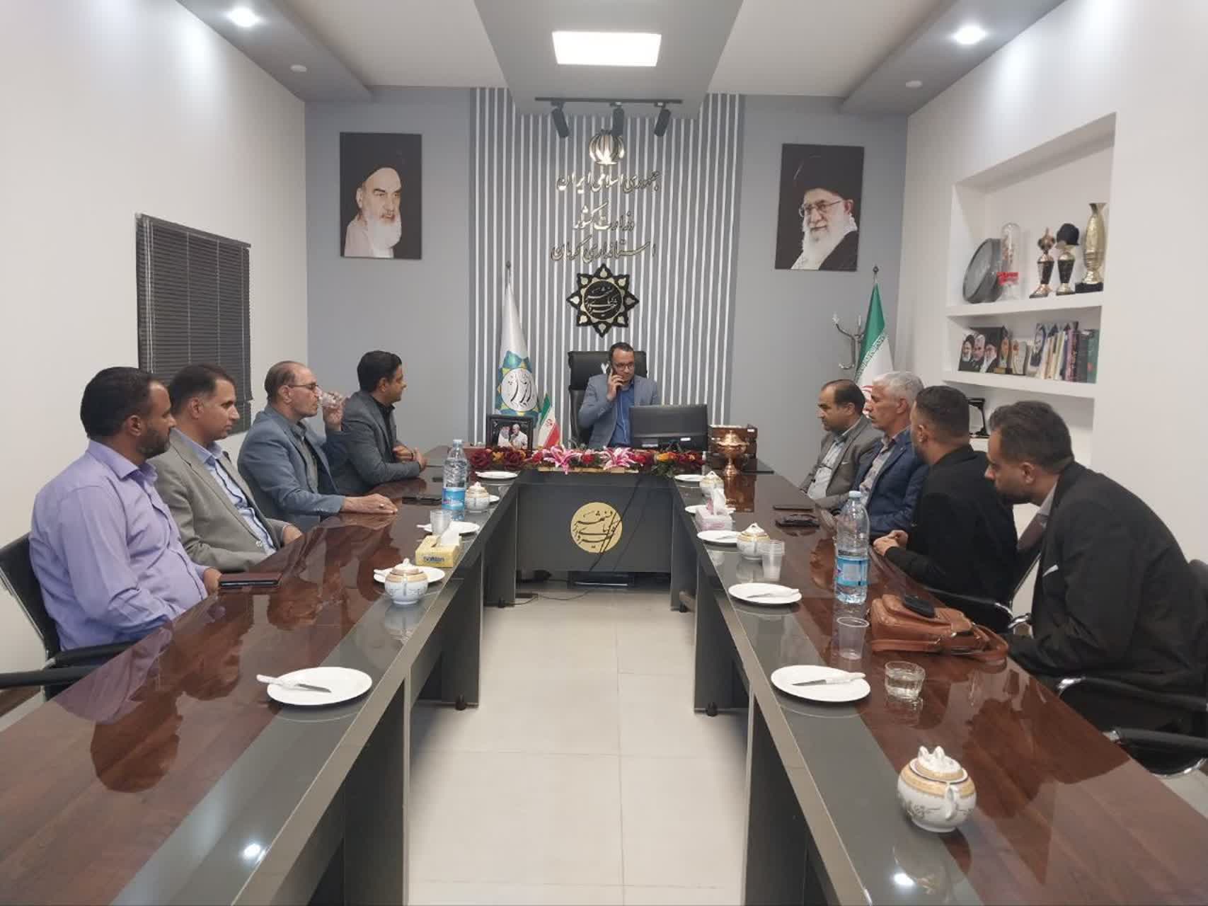 جلسه باحضور دکتر همتی نماینده محترم مجلس شورای اسلامی ،شهردار واعضای شورای اسلامی شهر