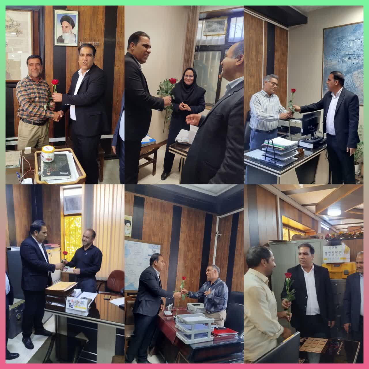 اهداء شاخه گل توسط مهندس خدابخش به پرسنل شهرداری